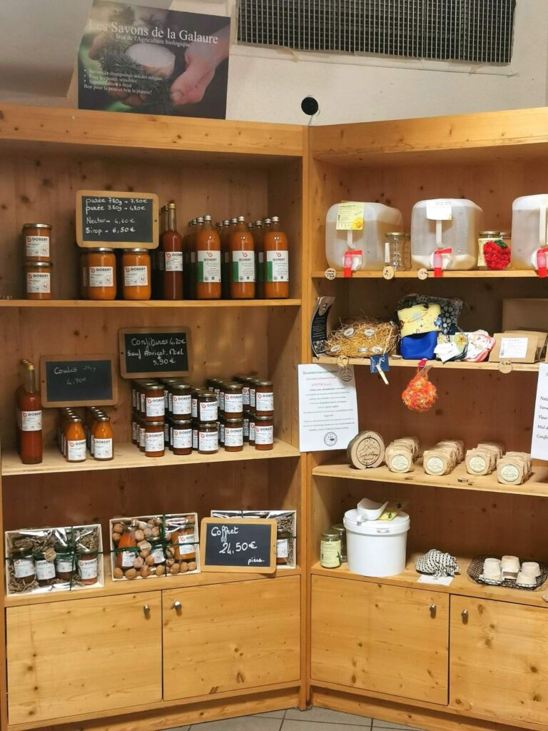 les produits abricots Gobert sont dans l'épicerie "Le Comme Chez Toi" à Saint Vallier dans la Drôme
